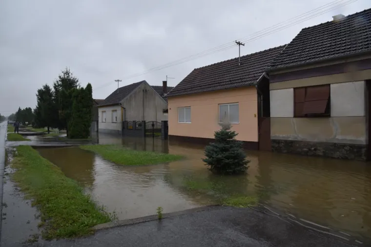 DRAMATIČNE FOTOGRAFIJE: Poplava u Na&scaron;icama nakon obilne ki&scaron;e