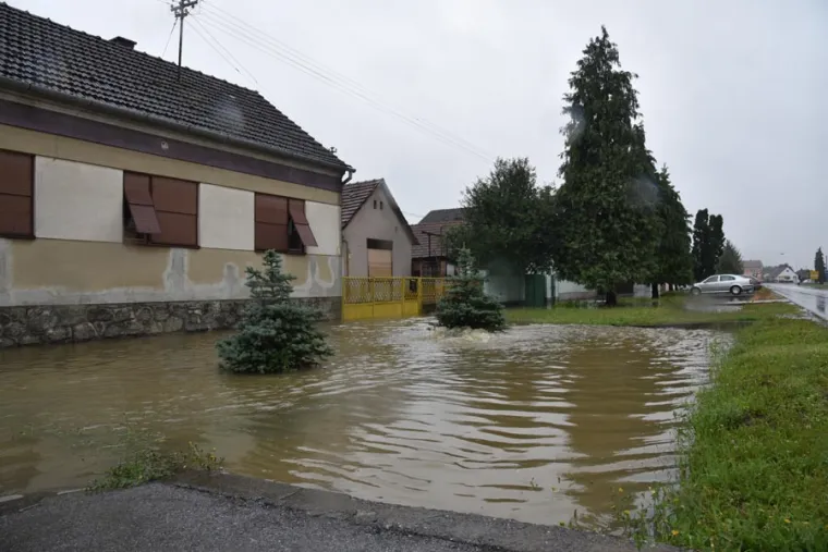 DRAMATIČNE FOTOGRAFIJE: Poplava u Na&scaron;icama nakon obilne ki&scaron;e