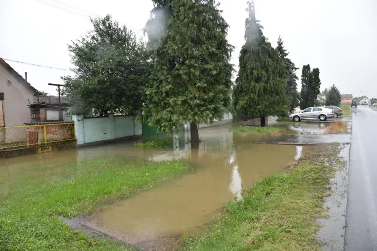DRAMATIČNE FOTOGRAFIJE: Poplava u Na&scaron;icama nakon obilne ki&scaron;e