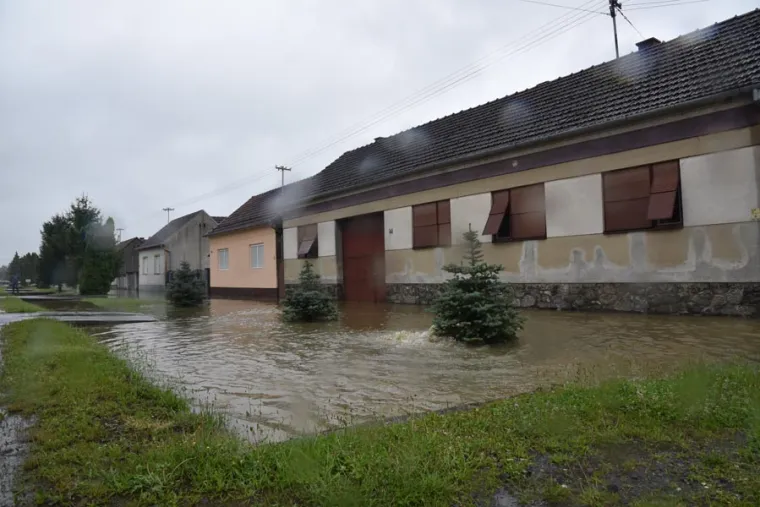 DRAMATIČNE FOTOGRAFIJE: Poplava u Na&scaron;icama nakon obilne ki&scaron;e