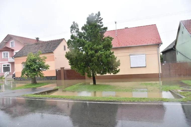 DRAMATIČNE FOTOGRAFIJE: Poplava u Na&scaron;icama nakon obilne ki&scaron;e