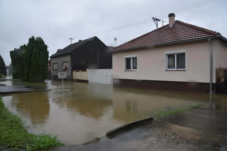 DRAMATIČNE FOTOGRAFIJE: Poplava u Na&scaron;icama nakon obilne ki&scaron;e