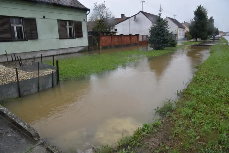 DRAMATIČNE FOTOGRAFIJE: Poplava u Na&scaron;icama nakon obilne ki&scaron;e