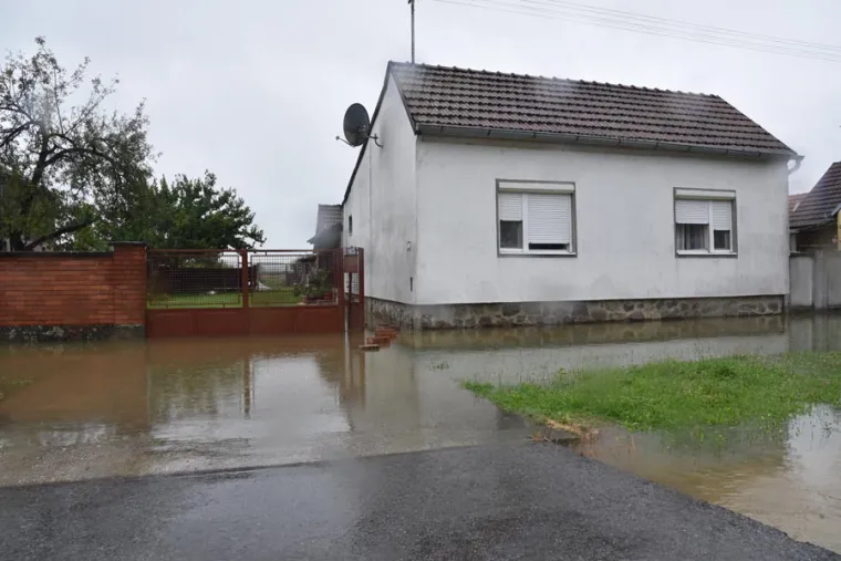 DRAMATIČNE FOTOGRAFIJE: Poplava u Na&scaron;icama nakon obilne ki&scaron;e