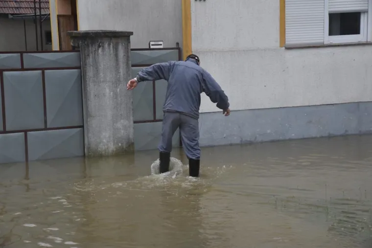 DRAMATIČNE FOTOGRAFIJE: Poplava u Na&scaron;icama nakon obilne ki&scaron;e