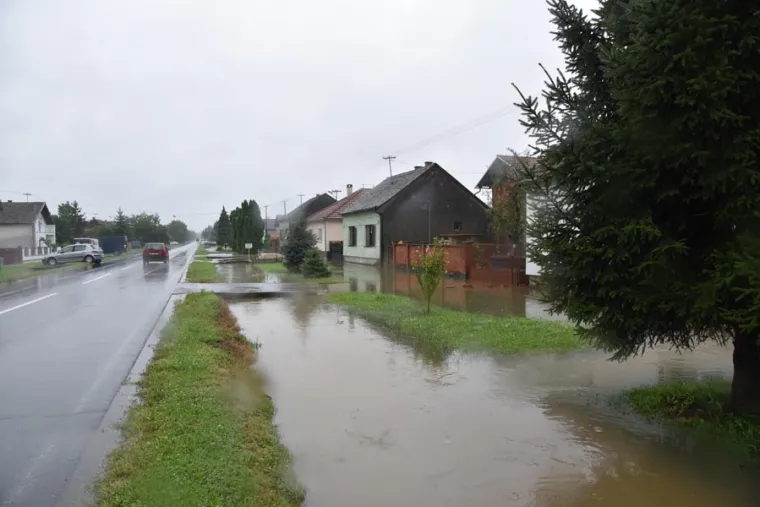 DRAMATIČNE FOTOGRAFIJE: Poplava u Na&scaron;icama nakon obilne ki&scaron;e