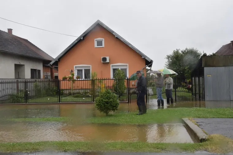 DRAMATIČNE FOTOGRAFIJE: Poplava u Na&scaron;icama nakon obilne ki&scaron;e