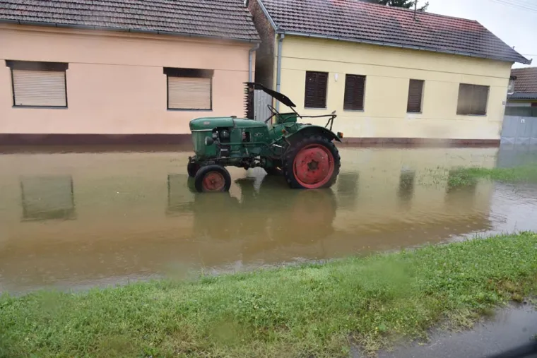 DRAMATIČNE FOTOGRAFIJE: Poplava u Na&scaron;icama nakon obilne ki&scaron;e
