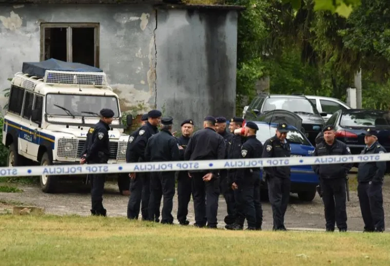 Jake snage policije uklonile pravaše i njihov šator