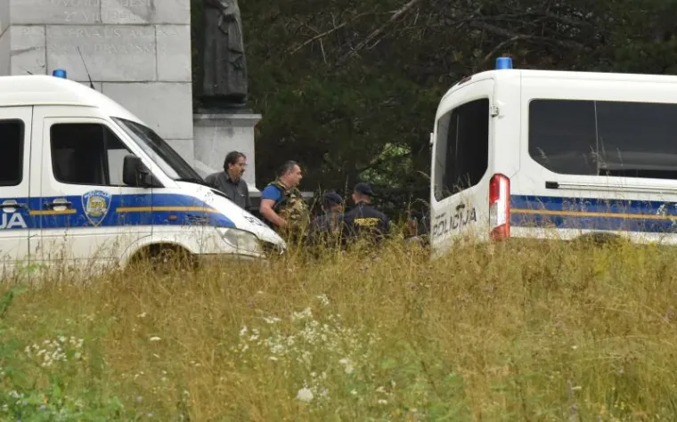 Jake snage policije uklonile pravaše i njihov šator