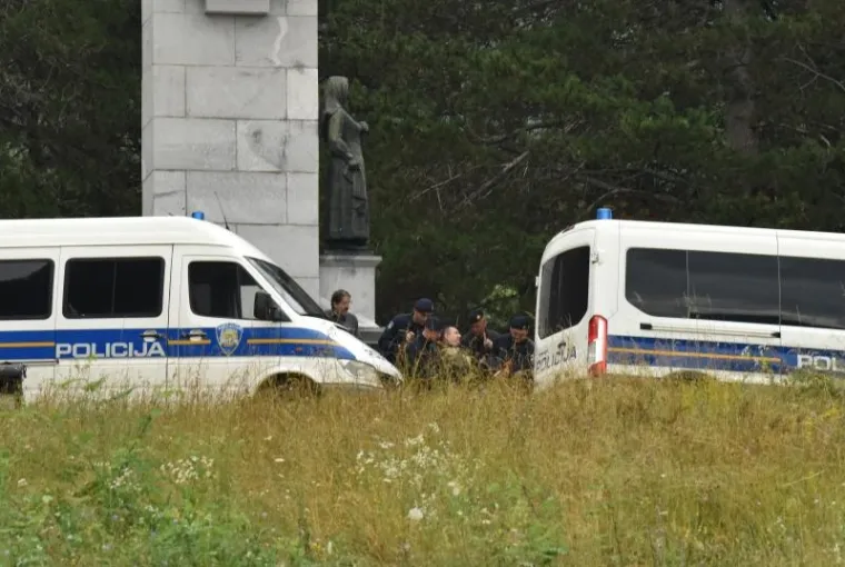 Jake snage policije uklonile pravaše i njihov šator