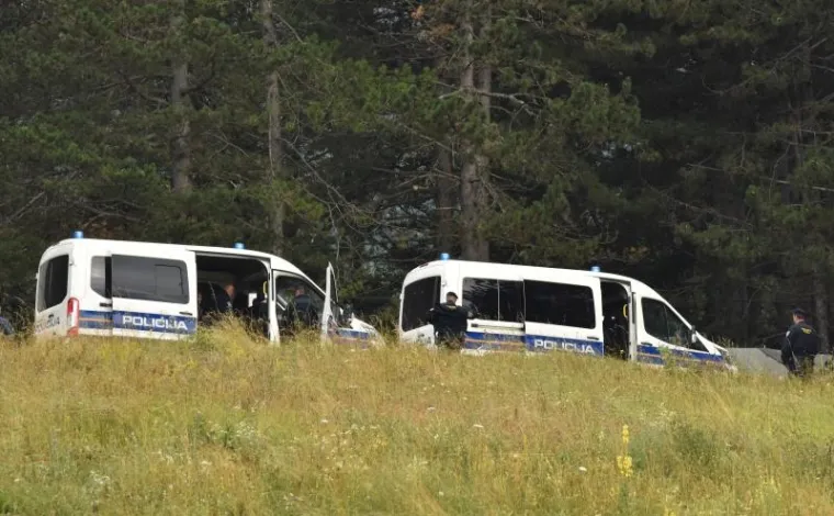 Jake snage policije uklonile pravaše i njihov šator