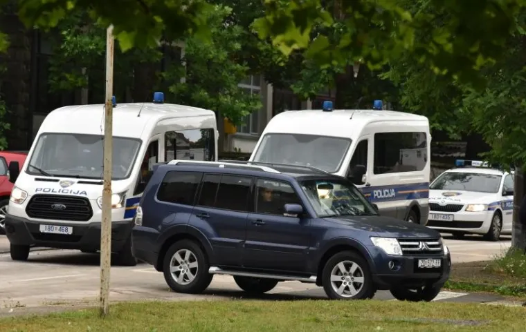 Jake snage policije uklonile prava&scaron;e i njihov &scaron;ator