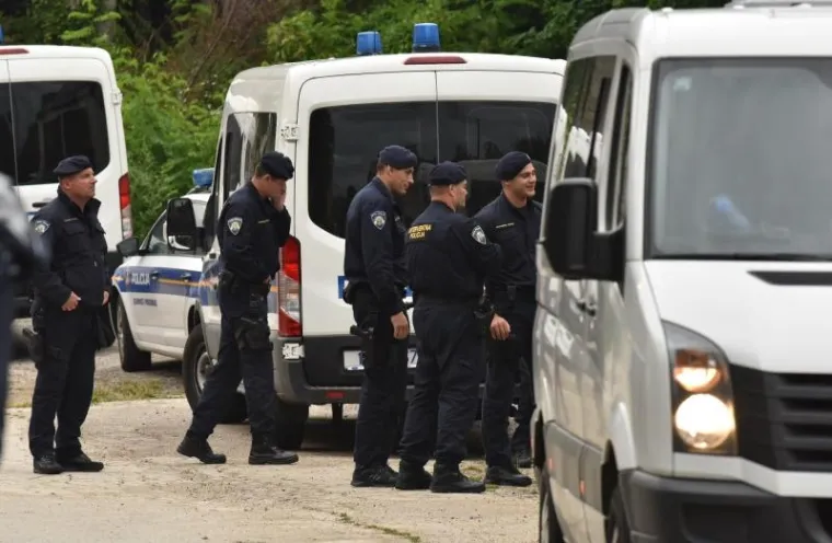 Jake snage policije uklonile prava&scaron;e i njihov &scaron;ator