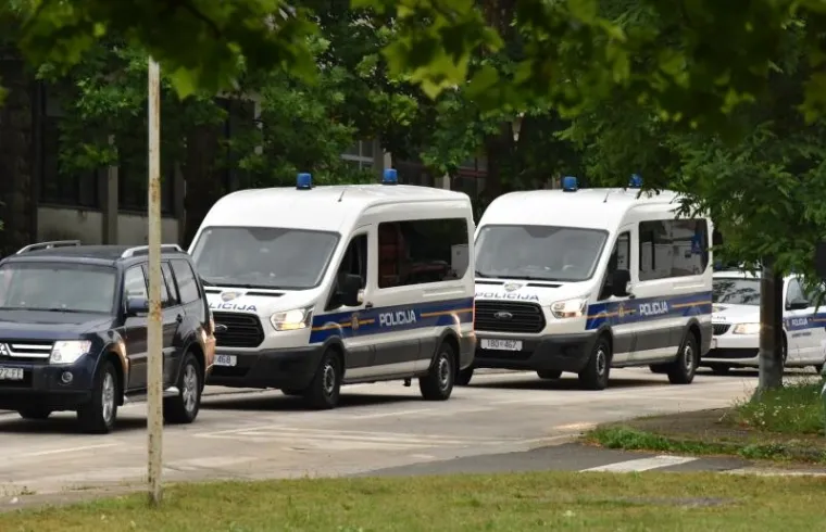 Jake snage policije uklonile prava&scaron;e i njihov &scaron;ator