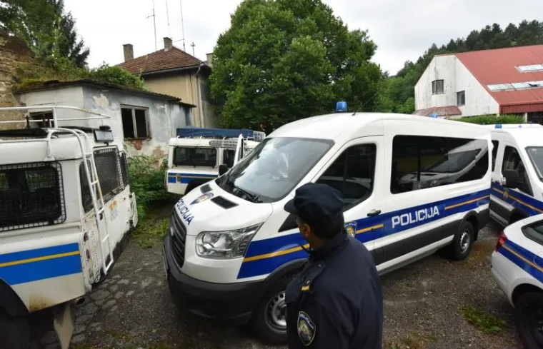 Jake snage policije uklonile prava&scaron;e i njihov &scaron;ator