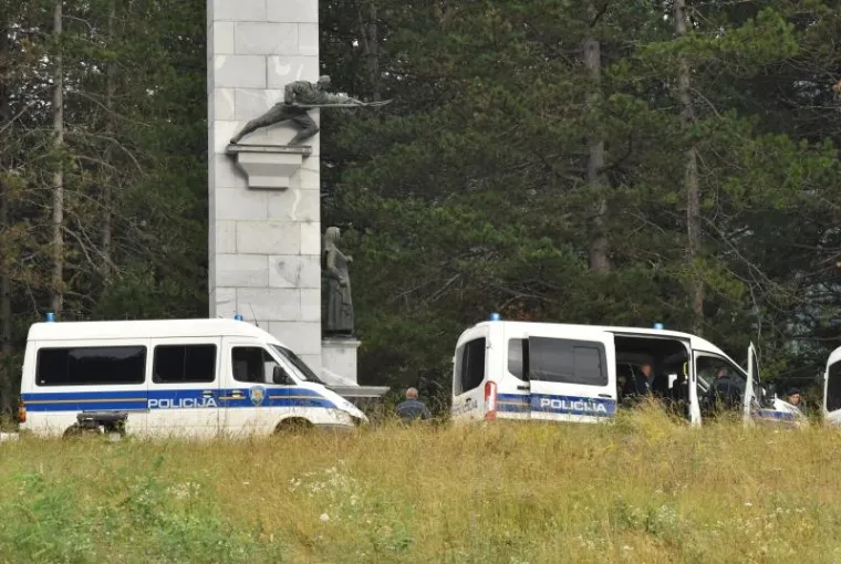 Jake snage policije uklonile prava&scaron;e i njihov &scaron;ator