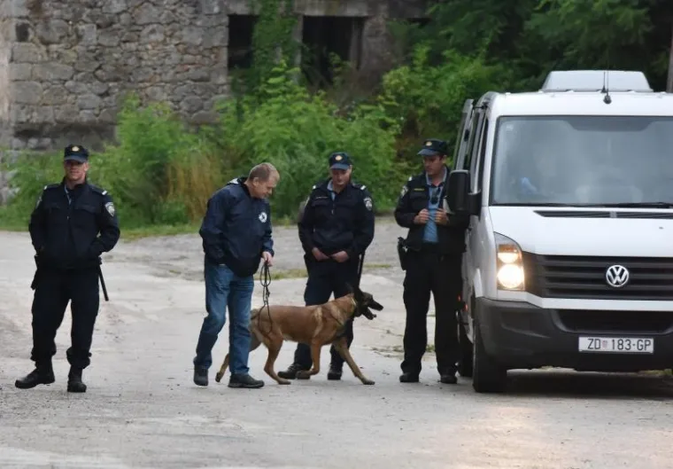Jake snage policije uklonile prava&scaron;e i njihov &scaron;ator