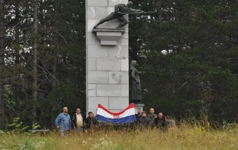 Jake snage policije uklonile prava&scaron;e i njihov &scaron;ator