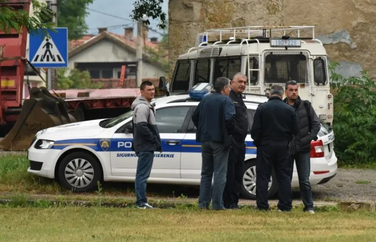 Jake snage policije uklonile prava&scaron;e i njihov &scaron;ator