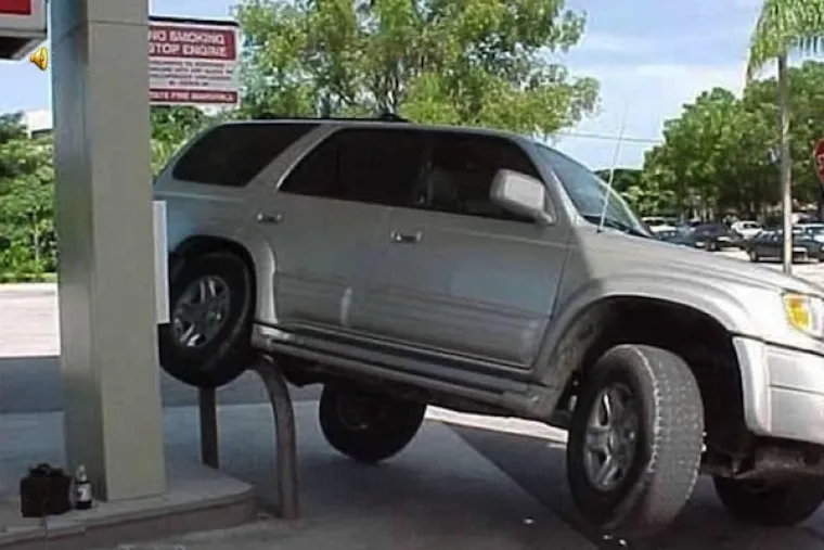 Akrobati iz galerije stvarno su na veličanstven način uspjeli parkirati automobile. Ili, da budemo precizniji, veličanstveno su sletjeli. Njihove uspjehe pogledajte u nastavku.