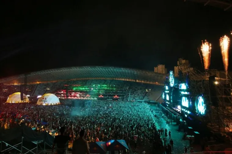 Naime, festival nije započeo u petak zbog bure, nego tek jučer.