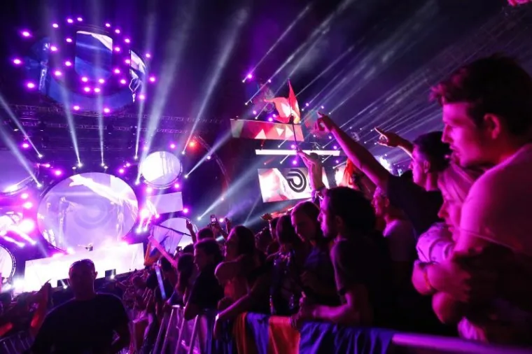 NAJVEĆI PARTY U EUROPI: Pogledajte kako je sinoć bilo na Ultri, polugole ljepotice okupirale su Poljud