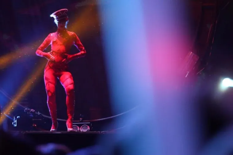 Lijepe plesačice su na svakom koraku.