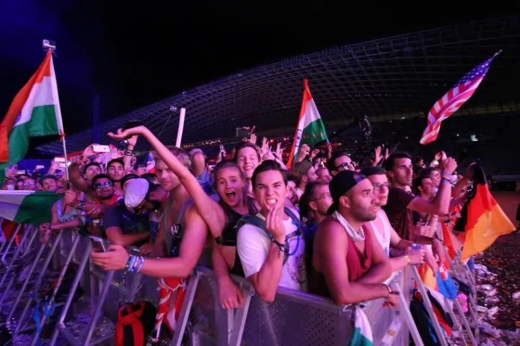 NAJVEĆI PARTY U EUROPI: Pogledajte kako je sinoć bilo na Ultri, polugole ljepotice okupirale su Poljud