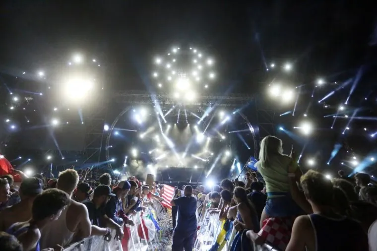 NAJVEĆI PARTY U EUROPI: Pogledajte kako je sinoć bilo na Ultri, polugole ljepotice okupirale su Poljud