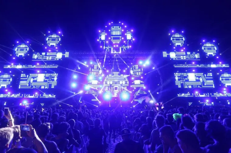 NAJVEĆI PARTY U EUROPI: Pogledajte kako je sinoć bilo na Ultri, polugole ljepotice okupirale su Poljud