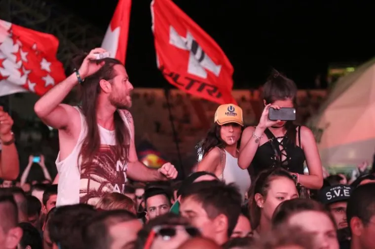 NAJVEĆI PARTY U EUROPI: Pogledajte kako je sinoć bilo na Ultri, polugole ljepotice okupirale su Poljud