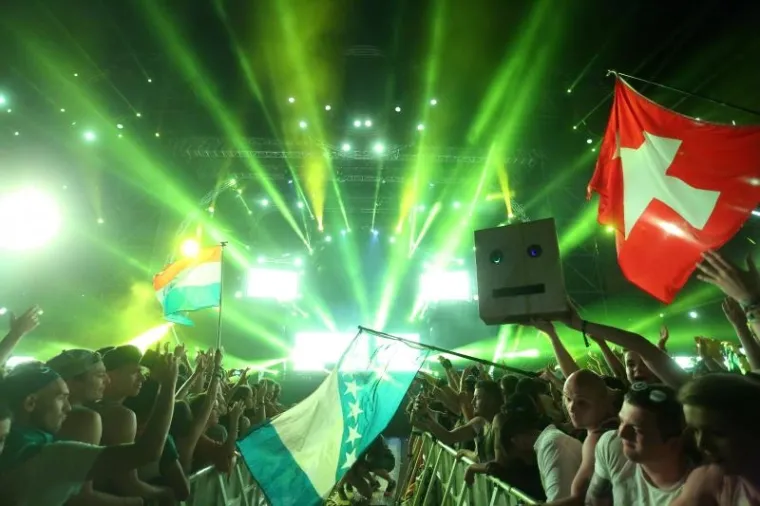 NAJVEĆI PARTY U EUROPI: Pogledajte kako je sinoć bilo na Ultri, polugole ljepotice okupirale su Poljud