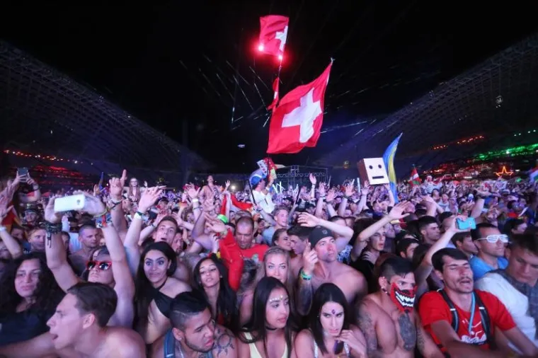 NAJVEĆI PARTY U EUROPI: Pogledajte kako je sinoć bilo na Ultri, polugole ljepotice okupirale su Poljud