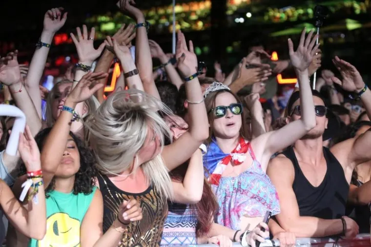 NAJVEĆI PARTY U EUROPI: Pogledajte kako je sinoć bilo na Ultri, polugole ljepotice okupirale su Poljud