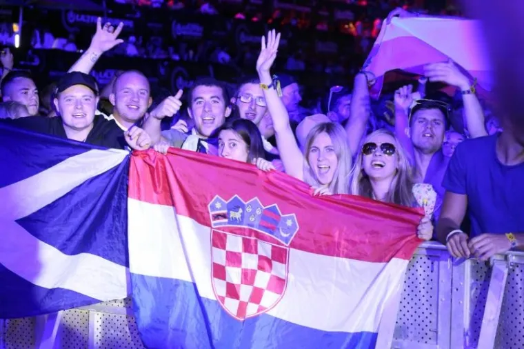 NAJVEĆI PARTY U EUROPI: Pogledajte kako je sinoć bilo na Ultri, polugole ljepotice okupirale su Poljud