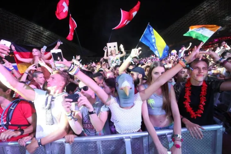 NAJVEĆI PARTY U EUROPI: Pogledajte kako je sinoć bilo na Ultri, polugole ljepotice okupirale su Poljud