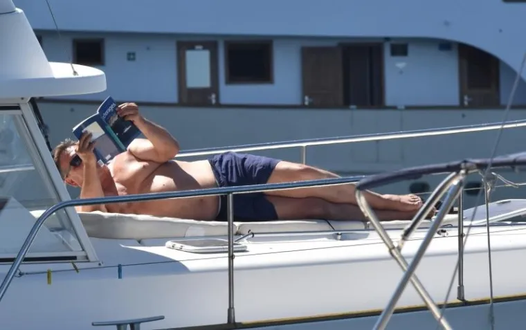 Radimir Čačić snimljen je kako se u &Scaron;ibeniku sunča i čita knjigu na pramcu broda. U nastavku svakako provjerite ovaj senzualni fotosession.
