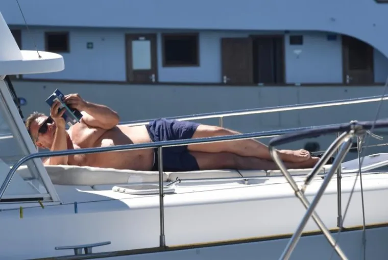 NAJSENZUALNIJI FOTOSESSION SEZONE? Radimir Čačić snimljen kako se sunča na pramcu broda