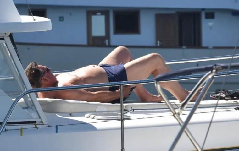 NAJSENZUALNIJI FOTOSESSION SEZONE? Radimir Čačić snimljen kako se sunča na pramcu broda