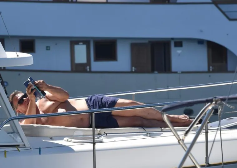 NAJSENZUALNIJI FOTOSESSION SEZONE? Radimir Čačić snimljen kako se sunča na pramcu broda