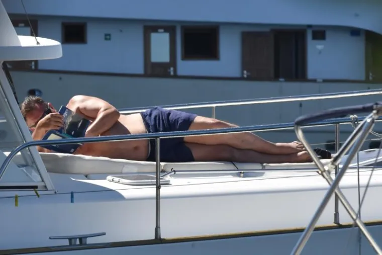 NAJSENZUALNIJI FOTOSESSION SEZONE? Radimir Čačić snimljen kako se sunča na pramcu broda