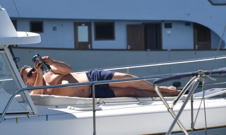 NAJSENZUALNIJI FOTOSESSION SEZONE? Radimir Čačić snimljen kako se sunča na pramcu broda