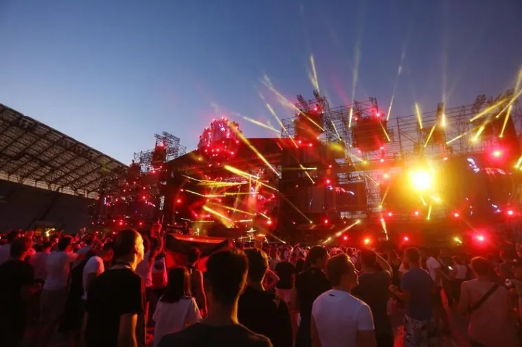 U Splitu je završila Ultra, najveći festival elektronske glazbe u Europi, a treći je da obilježio nastup francuskog DJ-a Davida Guette i spektakularni vatromet na zatvaranju. Veličanstvene prizore partijanja svakako pogledajte u galeriji.