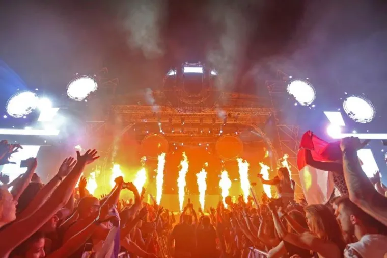 ULTRA ZATVORENA SPEKTAKULARNIM VATROMETOM: Ovako je izgledala zadnja večer velikog partyja u Splitu