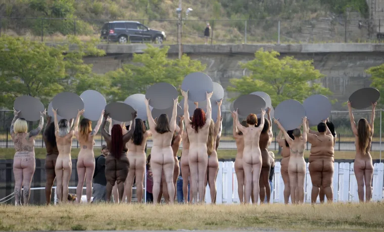 Goli doček za Trumpa: bez trunka odjeće dočekale kontroverznog političara