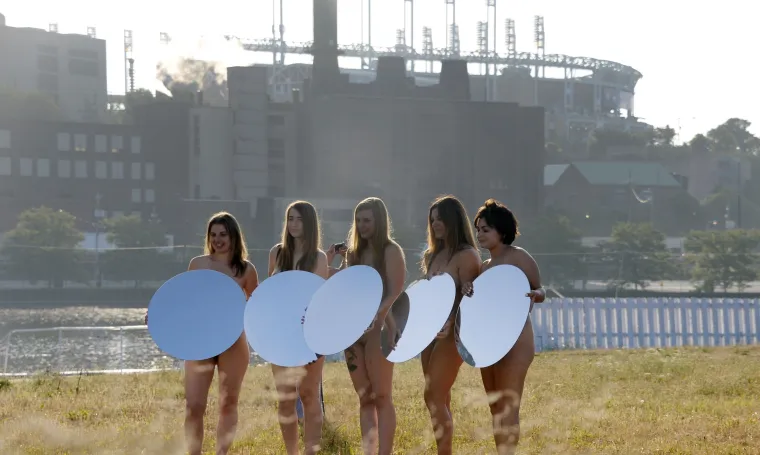 Goli doček za Trumpa: bez trunka odjeće dočekale kontroverznog političara