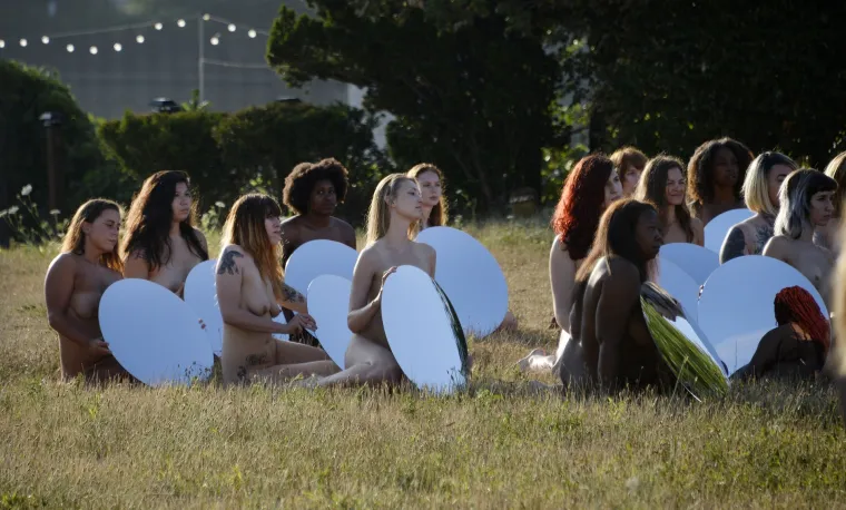 Goli doček za Trumpa: bez trunka odjeće dočekale kontroverznog političara