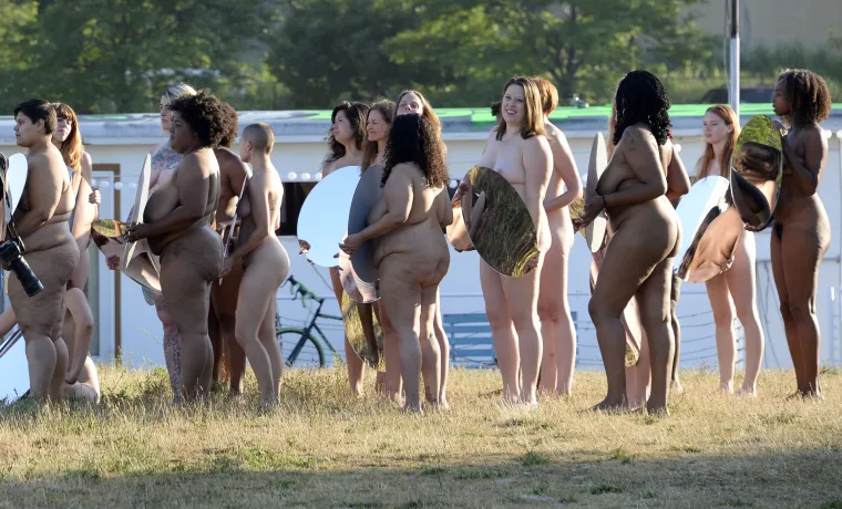 Goli doček za Trumpa: bez trunka odjeće dočekale kontroverznog političara