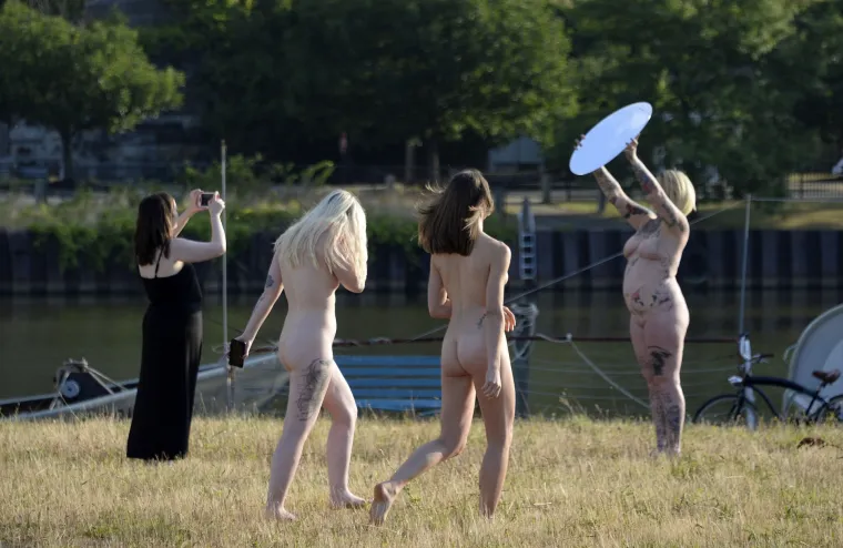 Goli doček za Trumpa: bez trunka odjeće dočekale kontroverznog političara